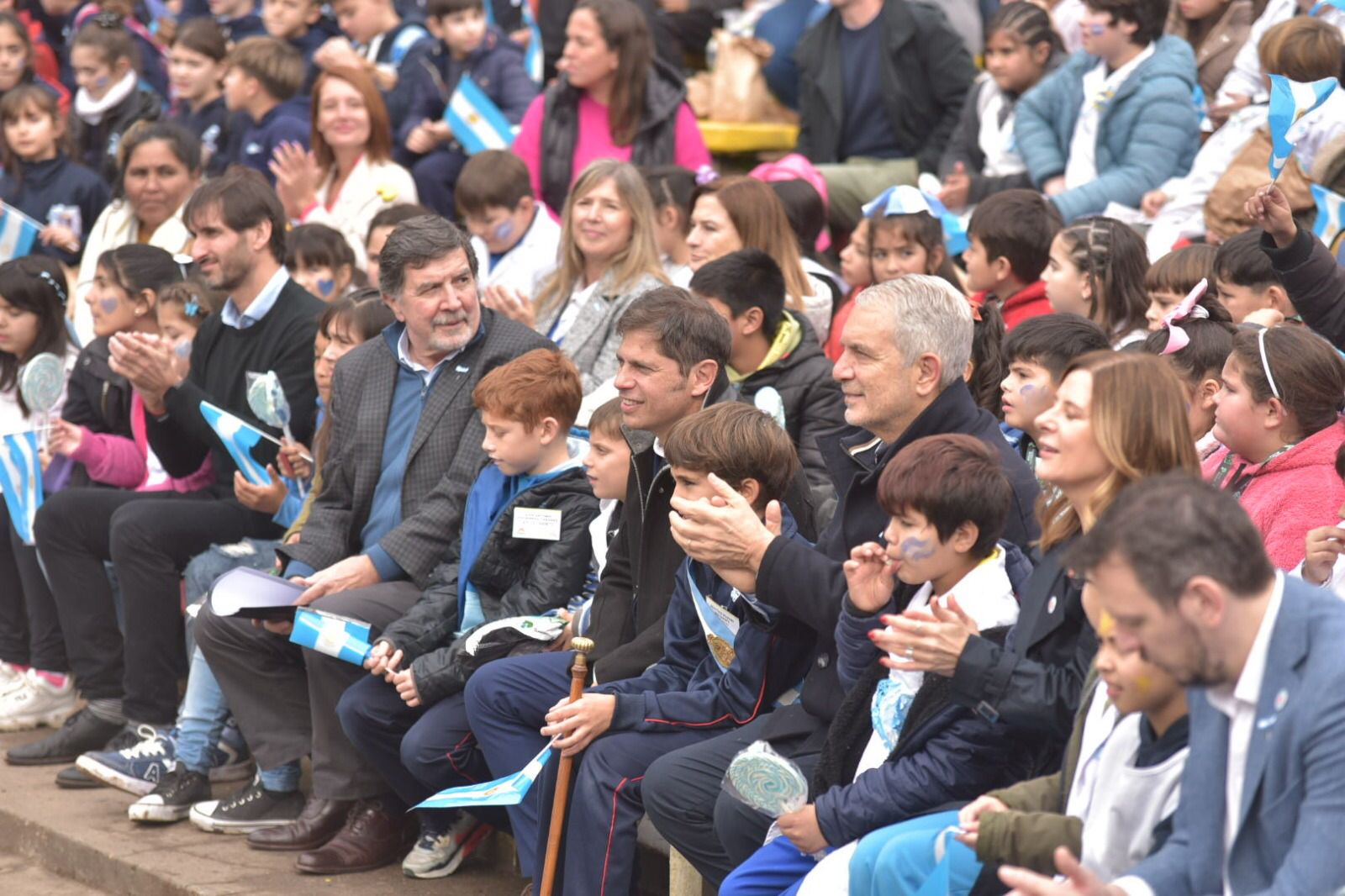 Patriotismo en estado puro: Alak y Kicillof encabezaron la promesa a la bandera en la Republica de los Niños